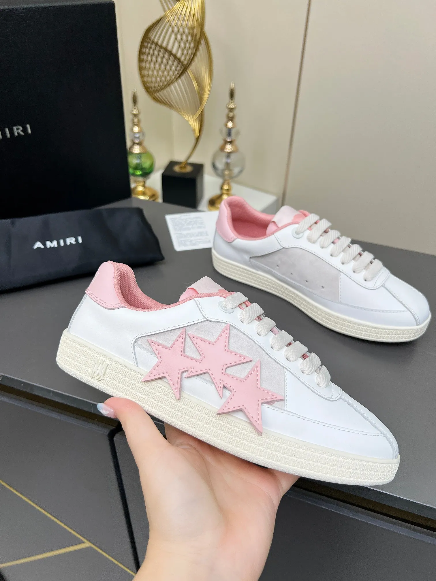 Men's Men's Shoes 💰580 Bone Shoes · AMIRI Skel-Top AMIRI 🔥 launches a new "ThePacific" series of low-top casual sports moral training shoes in the early spring of 2025. This iconic shoe covers men's and women's shoes, drawing inspiration from the brand's classic sports style and elegantly integrating West Coast style. "The Pacific" contrasting five-pointed star series is rooted in Amiri's unique California genes, showing the freedom and leisure atmosphere of the West Coast. This series launches two styles that incorporate the brand's iconic elements: the leather version is made of pure white leather with a same-color sole, and is embellished with star patterns on the side of the shoe, just like the bright starry sky of California. The black and ocean blue colors are shared by men and women, and there is also a red star model exclusive for men and a light pink star model exclusive for women. The suede model is decorated with the brand's classic bone pattern on the side of the shoe. The rubber sole and suede fabric complement each other. The color scheme covers black, chocolate and sand, and is suitable for both men and women. Made of imported cowhide and decorated with bone pieces on the sides of the upper, it is novel and unique and has a good three-dimensional effect! High-density breathable mesh lining + original molded TPU outsole 🙏 Recommended by celebrities, bloggers and internet celebrities, 🚵🏻 an indispensable item for shopping, partying and traveling. One of the most unmissable sneakers in 2025 ✦Color: 10 colors available ✦Size: Women’s size 35--40 ✦Size: Men’s size 39--45